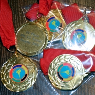 Небольшие, но яркие медали с логотипом